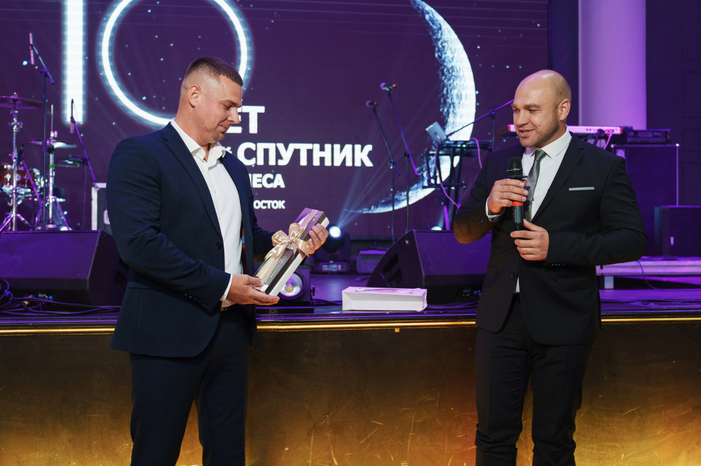 Директор филиала г. Владивосток Романютенко Р.С. и руководитель отдела продаж В2В Машовец Д.А.